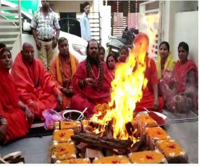 दिग्‍विजय सिंह के लिए यज्ञ का आयोजन पड़ा भारी, अखाड़े ने दिखाया बाहर का रास्‍ता