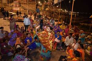 ई हौ रजा बनारस : सींचती उम्मीदें टेर आंगन के गीत की