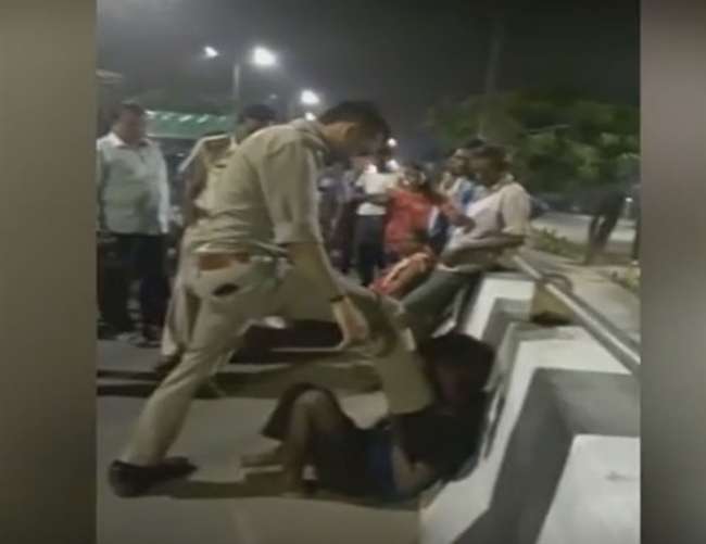 à¤²à¤–à¤¨à¤Š à¤®à¥‡à¤‚ à¤—à¤°à¥€à¤¬à¥‹à¤‚ à¤•à¥‹ à¤¬à¥‚à¤Ÿ à¤¤à¤²à¥‡ à¤°à¥Œà¤‚à¤¦ à¤°à¤¹à¥€ à¤‰à¤¤à¥à¤¤à¤° à¤ªà¥à¤°à¤¦à¥‡à¤¶ à¤•à¥€ 'à¤®à¤¿à¤¤à¥à¤° à¤ªà¥à¤²à¤¿à¤¸'