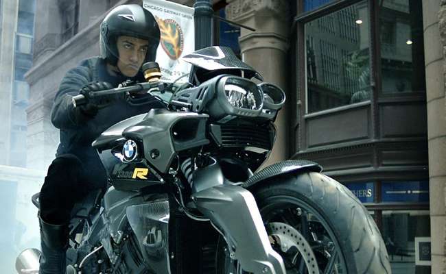 धूम 3 में दिखी थी BMW की ये खास बाइक, क्या आप जानते है इसके वो फीचर्स? - Know about Amir khan Dhoom 3 bike which is BMW K1300R