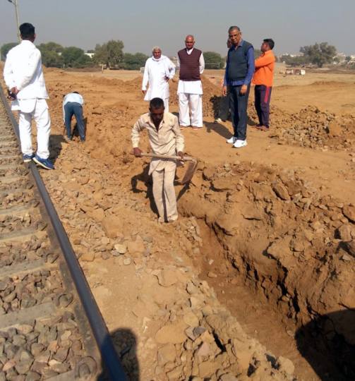 रेलवे हॉल्ट का निर्माण कार्य हुआ शुरू, निगरानी कमेटी चेयरमैन ने किया निरीक्षण