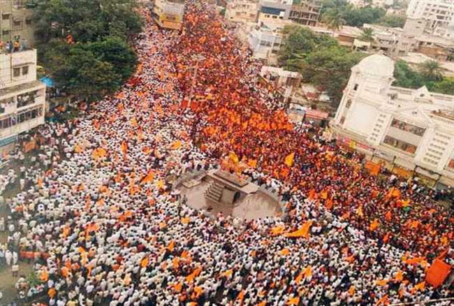 पुणे में निकला मराठा समाज का विशाल मूक मोर्चा - Huge silent rally of ...