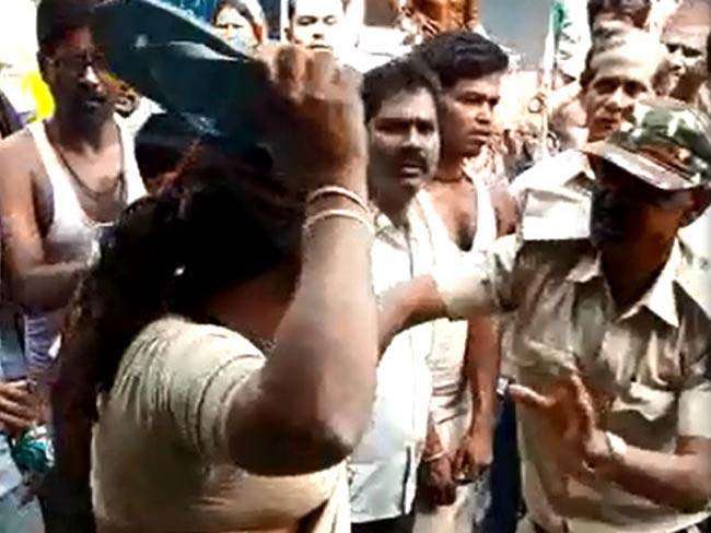 Lady police and police man beaten each other in public place Video viral