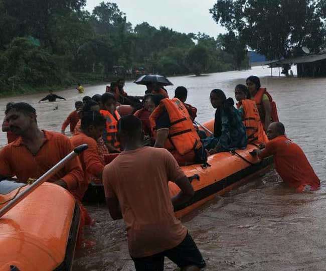Mumbai Rains Update: महालक्ष्‍मी एक्‍सप्रेस में फंसे यात्रियों तक 18 घंटे बाद पहुंची मदद, 500 को बचाया गया