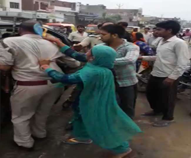 VIDEO: देखें, महिला ने क्यों सड़क पर राइफल लिए पुलिसकर्मी को चप्पलों से पीटा