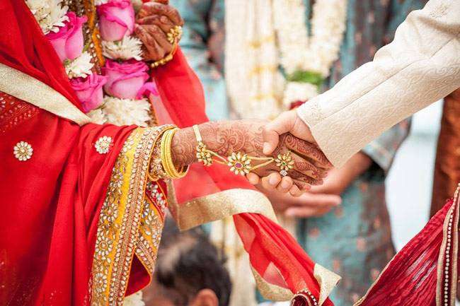 अजब प्यार की गजब कहानी: पति ने करा दी प्रेमी से पत्नी की शादी, जानिए वजह - An unique love story husband agree and tie the knot wife with her boyfriend