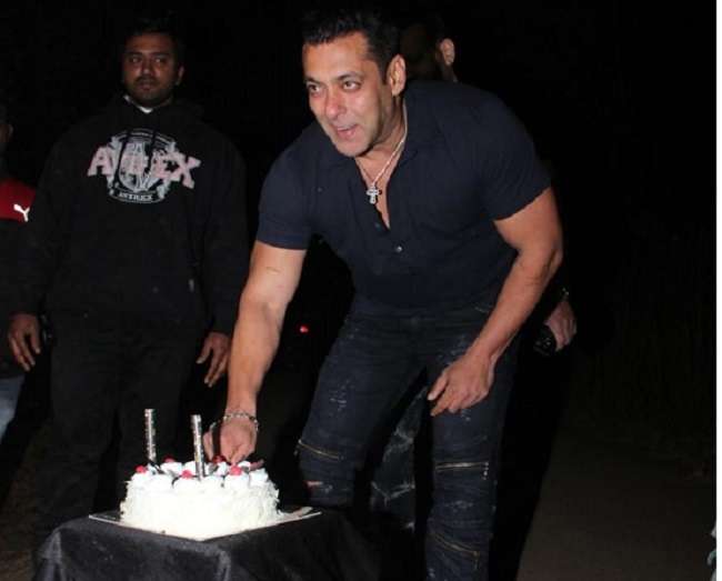Share more than 60 salman khan cutting cake latest