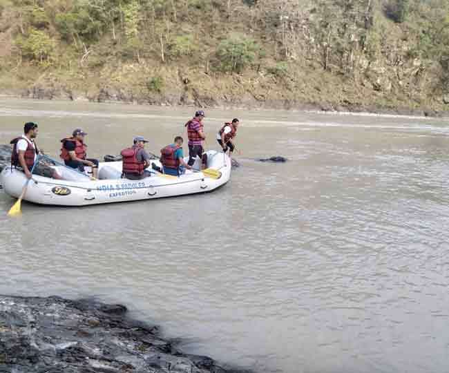 गुजरात के तीन युवक गंगा में डूबे, एक का शव बरामद Dehradun News