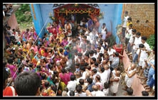 ठाकुरगंगटी में वार्षिक पूजा में उमड़ी भीड़