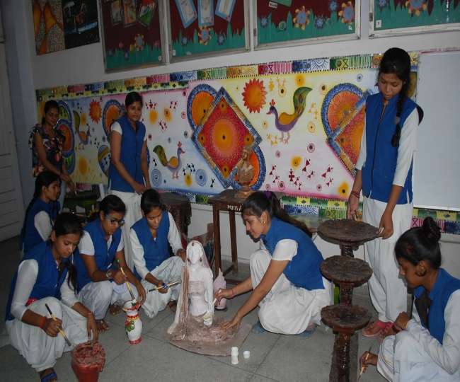 कमाल है... छात्राओं ने बना दिया मिट्टी का फर्नीचर, ये किफायती और