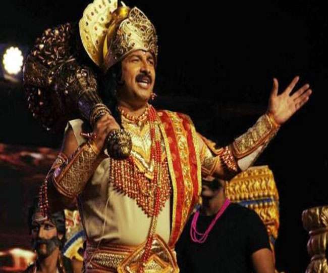 'अंगद' बन मनोज तिवारी ने मंच पर 'रावण' को ललकारा, दर्शकों ने बजाई तालियां