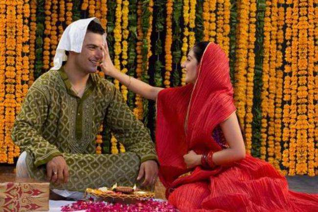 माथे पर क्यों लगाया जाता है तिलक, जानें वैज्ञानिक कारण