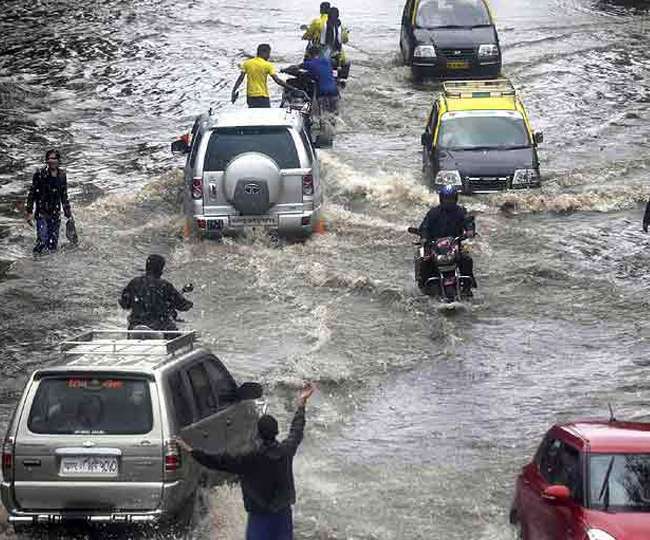 Mumbai Rains Live Updates: भारी बारिश ने रोकी मुंबई की रफ्तार, मुश्किलों में घिरे मुंबईवासी