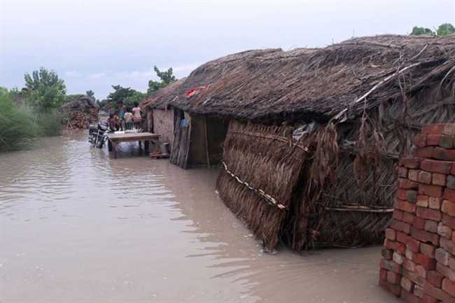 Uncontrollable flood situation in several districts in Uttar Pradesh, Many roads submerged