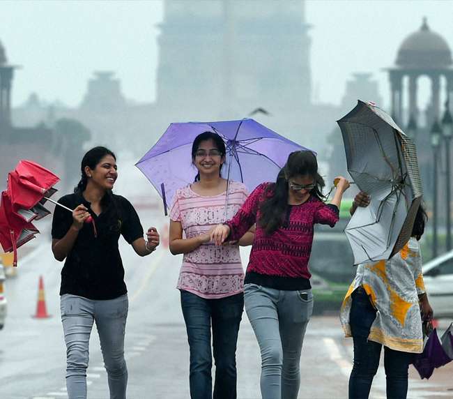 आपको भी याद होंगे वो पल जब आंगन में पेड़ पर झूला डाले बिना पूरा नहीं होता था सावन