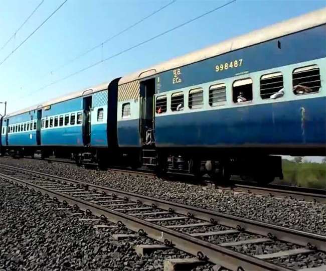 क्यों होता है कुछ ही रंगों का आपकी ट्रेन का डिब्बा?, जानें- इस पर लगे निशान क्या कहते हैं