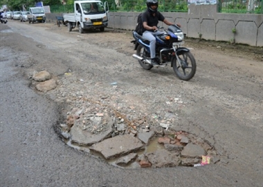 खराब सड़कों पर कैसे चलें लोग - null