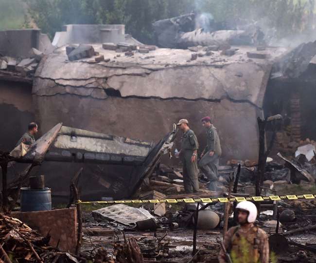 रावलपिंडी के रिहायशी इलाके में गिरा सेना का विमान, 19 लोगों की मौत, 16 घायल