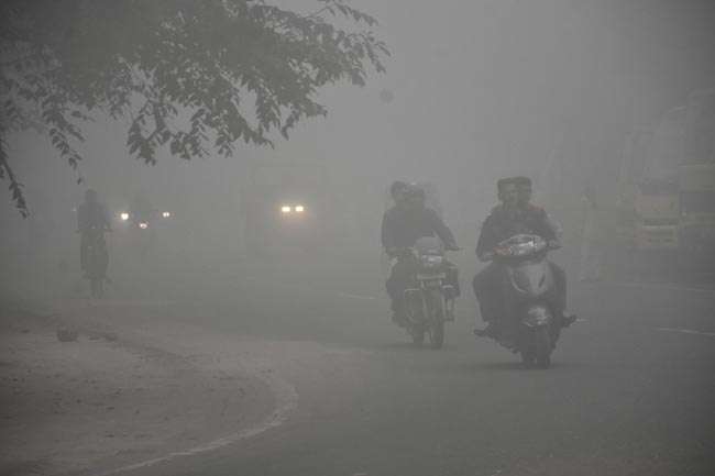 कुहासे की चादर में लिपटी राजधानी, ट्रेनों और फ्लाइटों पर पड़ा असर -