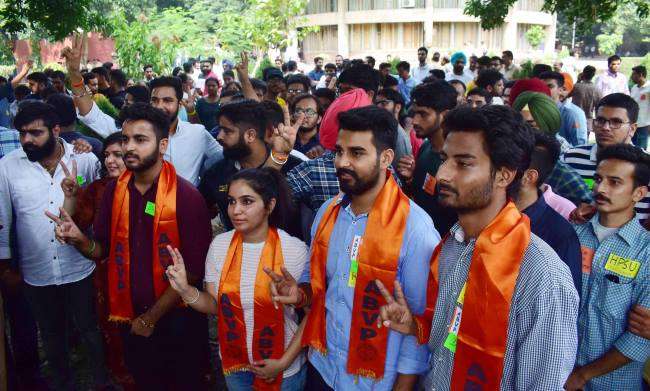 चुनाव जीतने के लिए ABVP ने INSO और HPSU से मिलाया हाथ Chandigarh News