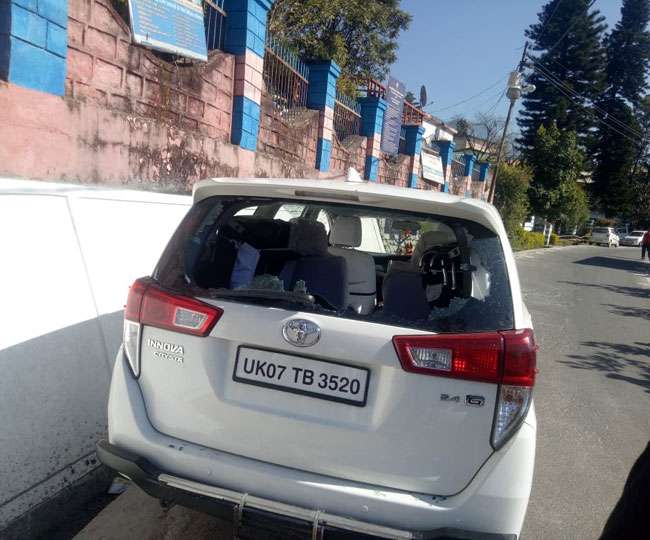 चमोली में एक युवक ने डीएम के वाहन का शीशा तोड़ा, जानिए पूरा मामला