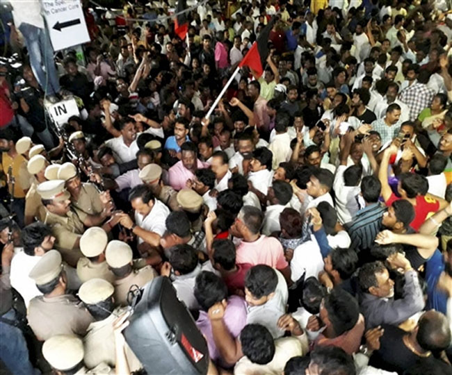 बीमार करुणानिधि से मिले CM पलानीस्वामी, बोले- अब ठीक हैं - DMK chief ...