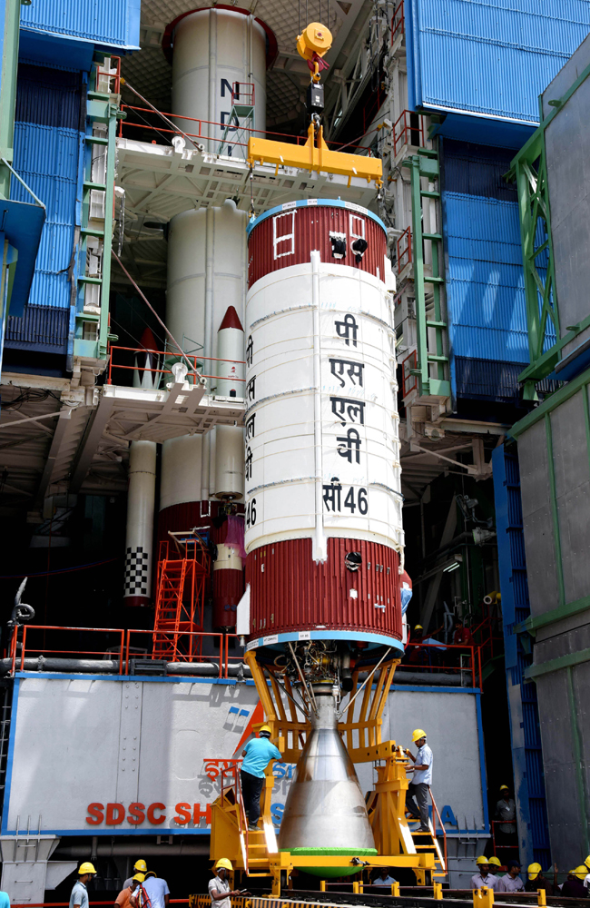 RISAT-2B: अब छिप नहीं पाएगा दुश्मन, बादलों के पीछे से भी हर हरकत पर ...