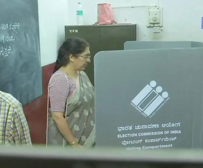 देखें तस्‍वीरें: Lok Sabha Elections 2019 Phase 2 में इन दिग्‍गजों ने ...
