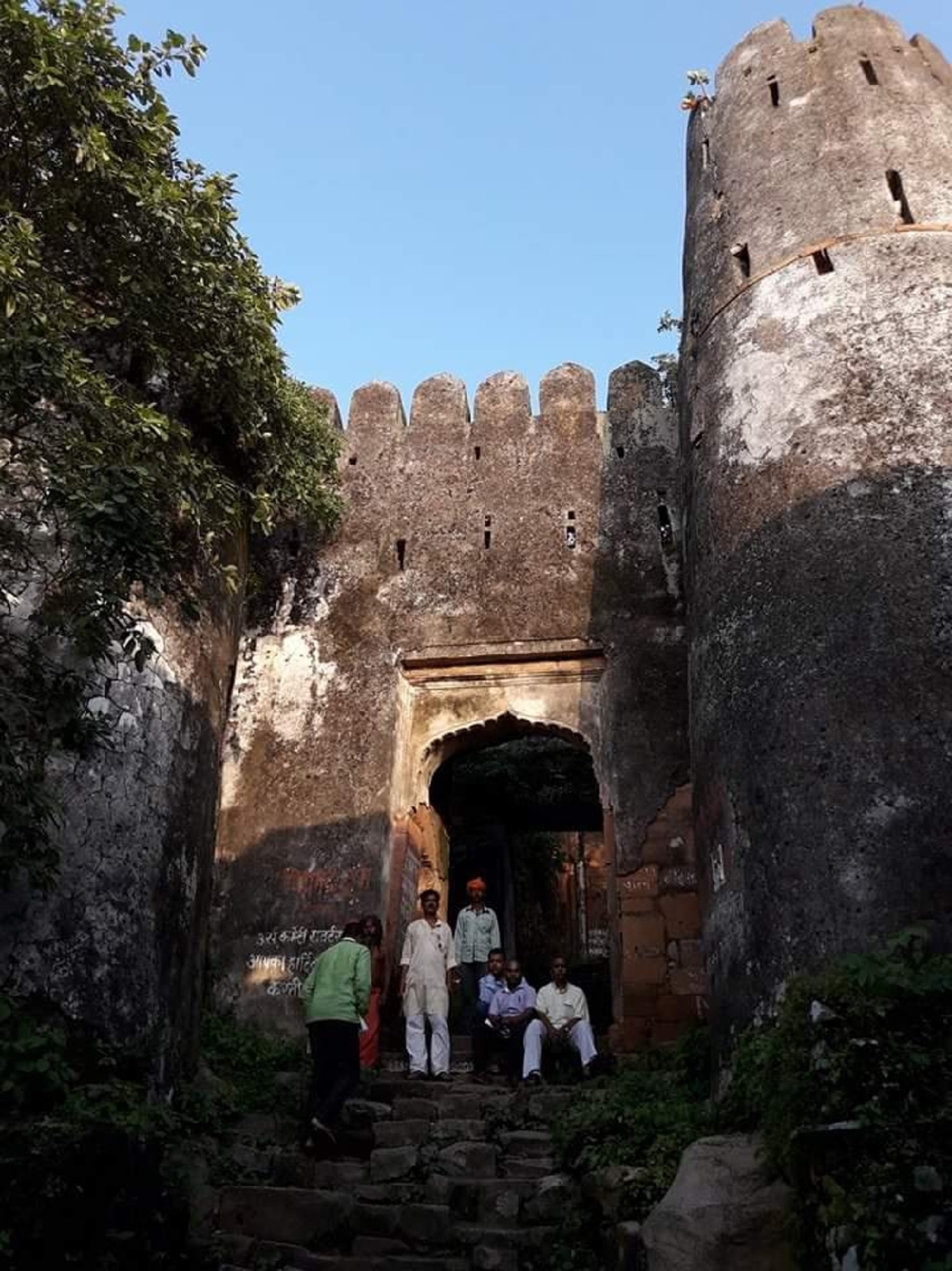 चंद्रकांता के तिलिस्म का विजयगढ़ में छिपा है राज, छह फीट चौड़ी दीवार पर  दौड़ता था 'क्रूर सिंह' का घोड़ा - Chandrakanta santati and amazing vijaygarh  fort in sonbhadra district