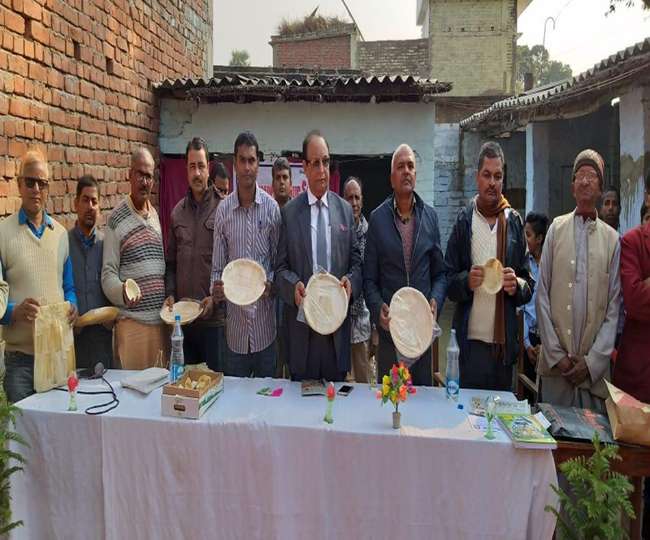 मक्के के छिलके से बना कप-प्लेट देखा है कहीं, प्लास्टिक अब नहीं चलेगा -  Youth from muzaffarpur innovates cup plates and many more from Corn barks  Jagran special
