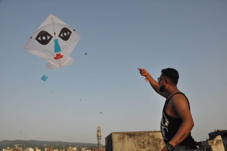 डीजे की मस्ती में युवा ले रहे पतंगबाजी का मजा रंग बिरंगी पतंगों से भरा