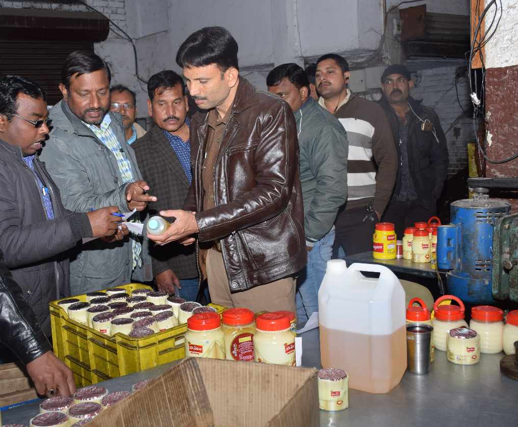 लोगों को मौत की ओर धकेल रहे थे मिलावटखोर, एक बूंद केमिकल से बनाते थे ...