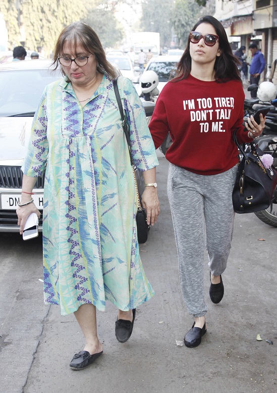 Mama Rasheed Bhatti अपनी मॉम के साथ इस अंदाज़ में नज़र आईं बाहुबली फेम तमन्ना भाटिया, देखें ...