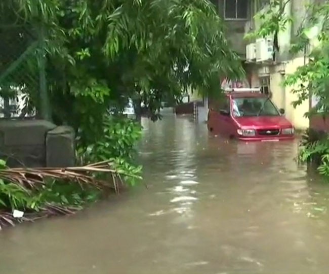 मुंबई में आफत की बारिश, सड़कों पर वाहन फंसे, रेल सेवा भी प्रभावित