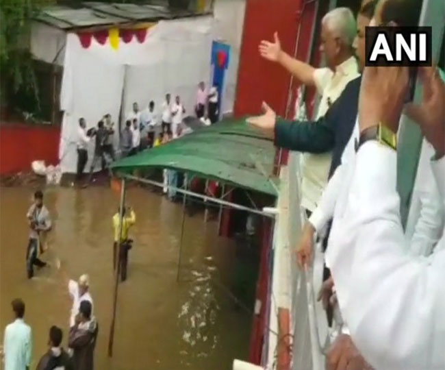 मुंबई में आफत की बारिश, सड़कों पर वाहन फंसे, रेल सेवा भी प्रभावित