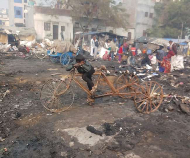 सूचना पर पहुंची दमकल की पांच गाड़ियों ने आग पर 45 मिनट में पाया काबू।