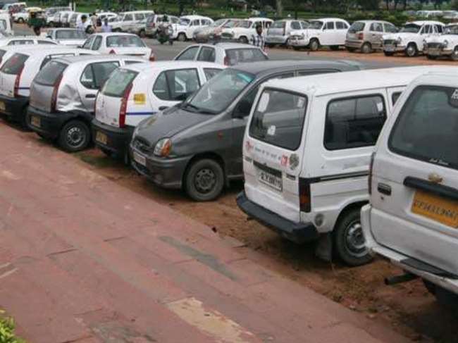 सरकार ने एक लाख वाहन चालकों को झटका दे दिया है।