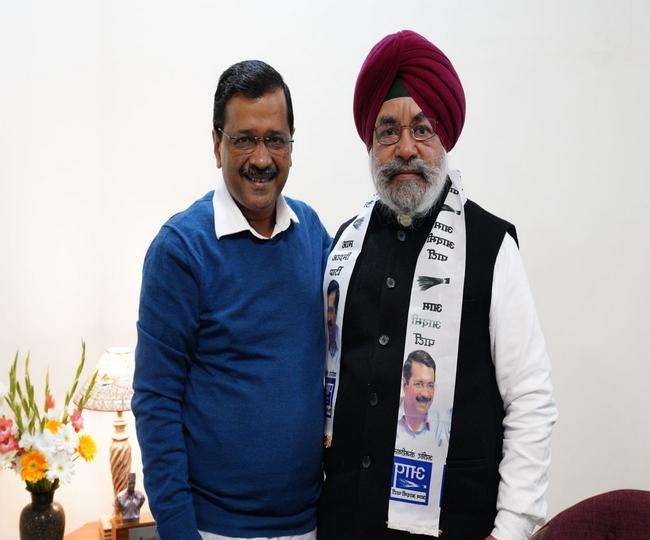 दिल्ली के मुख्यमंत्री अरविंद केजरीवाल ने लाली काे आप में किया शामिल। (जागरण)