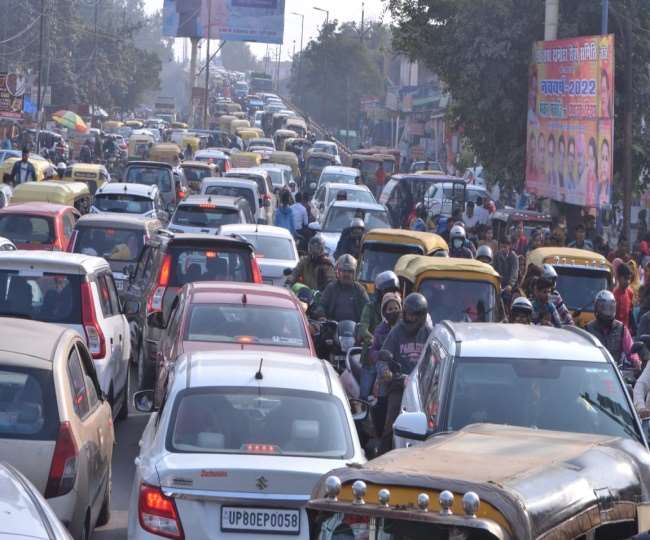 नववर्ष के पहले दिन सिंकदरा चौराहा पर लगा भीषण जाम।