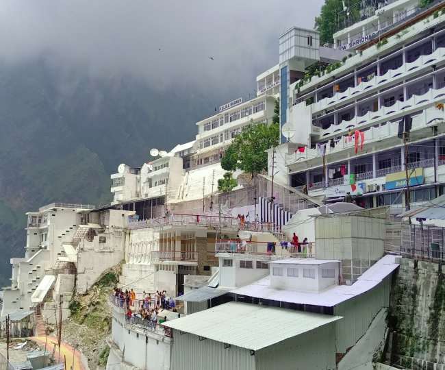 भवन में भगदड़ मचने का जैसे ही श्रद्धालुओं को पता चला तो कई श्रद्धालु रास्ते ही वापस लौट गए।