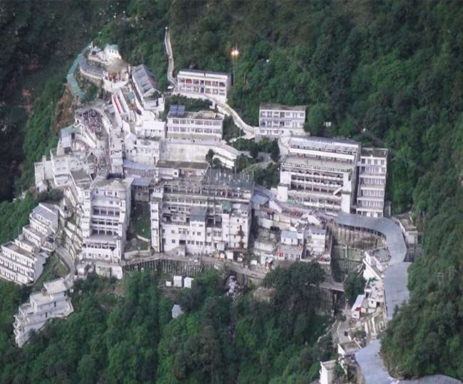 नए साल की शुरुआत में वैष्‍णो देवी मंदिर पर भक्‍तों की तादाद काफी थी।