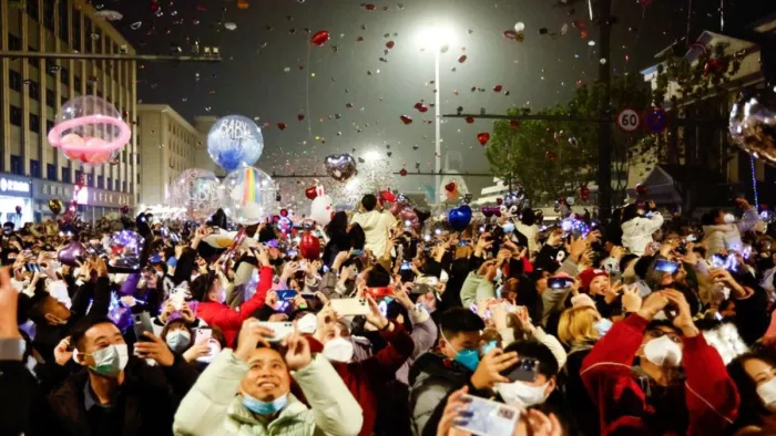 चीन के वुहान में हजारों की संख्या में लोगों ने मनाया New Year, शी चिनफिंग ने देशवासियों को किया संबोधित