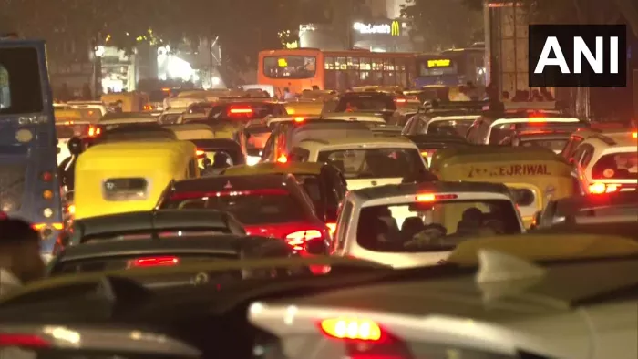 नए साल की पहली शाम को दिल्ली NCR में थमे वाहनों के पहिए, जाम से जूझ रहे लोग