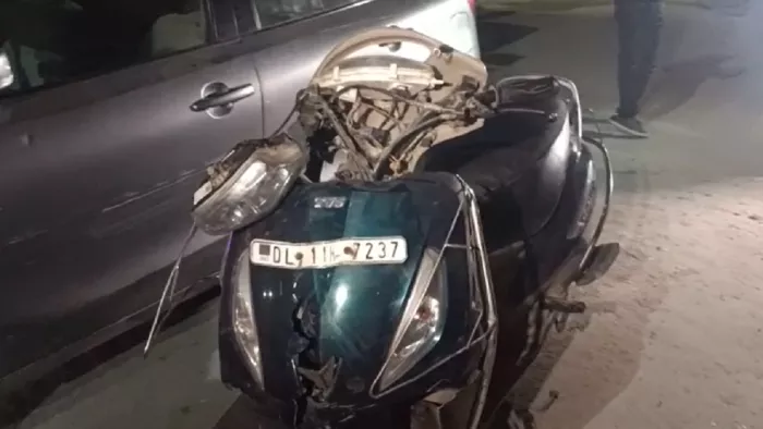इसी स्कूटी में सवार थी युवती, जिसे कार ने मारी थी टक्कर।