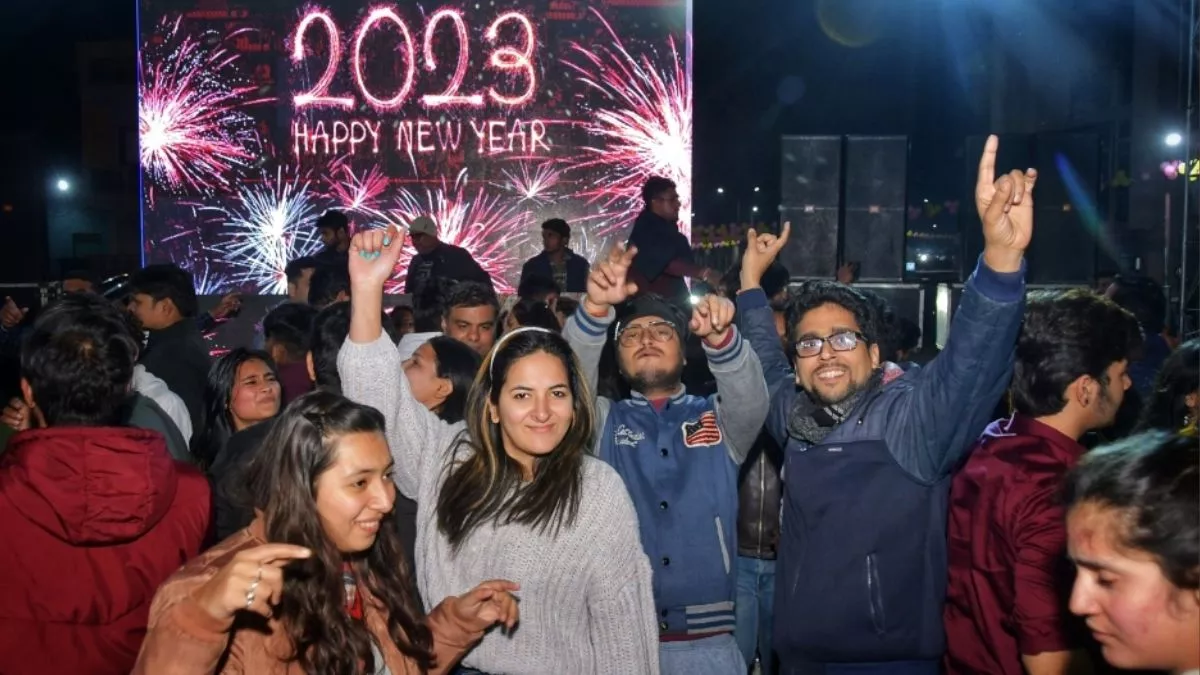 कोरोना के डर से बेखबर नए साल के जश्न में डूबे लोग!