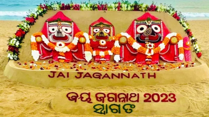सुदर्शन पटनायक ने रेत पर बनाई 15 फीट लंबी भगवान जगन्नाथ की मूर्ति (पुरी बीच के दृश्य)
