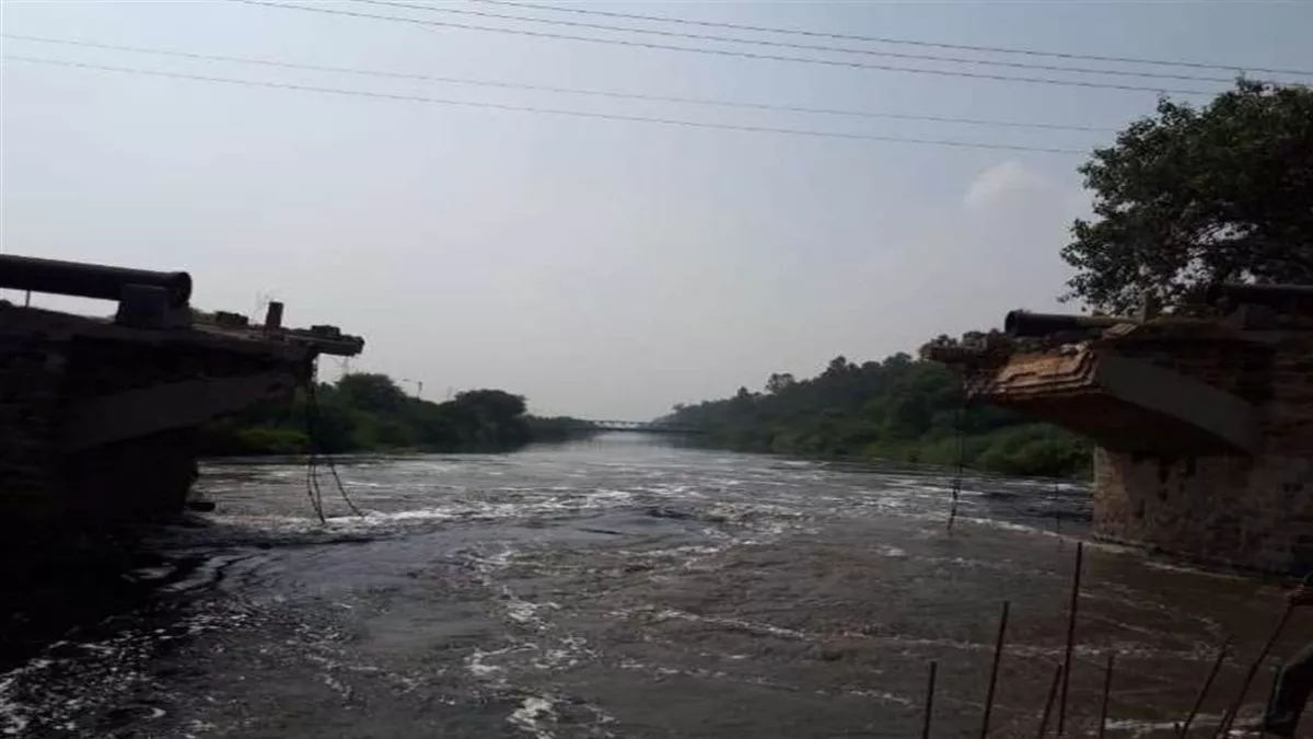 Delhi News: आगरा नहर में डूबे भतीजे को बचाने पहुंचा चाचा भी डूबा, 36 घंटे के बाद भी नहीं पता लगा