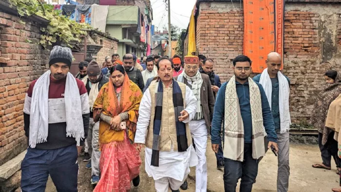 बलिदानी चंदन सिंह के परिजनों से मिलने पहुंचे विजय सिन्हा।