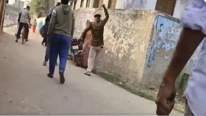 बुजुर्ग महिला पर लाठी चलाने के मामले में सियासत तेज।