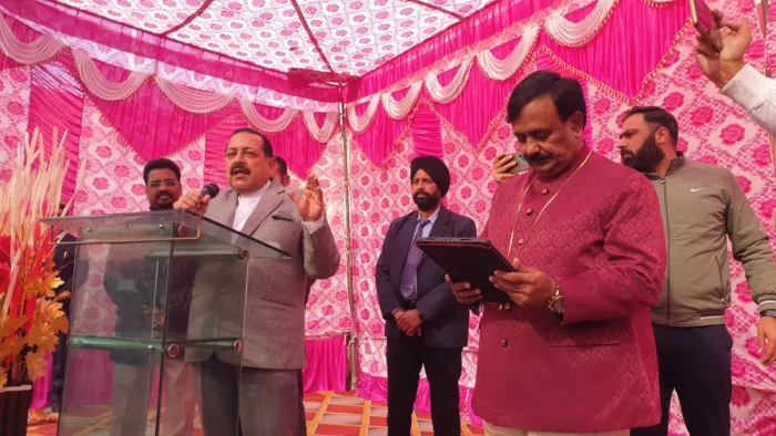 मन की बात कार्यक्रम में हिस्सा लेने के बाद मंच से संबोधित करते केंद्रीय राज्य मंत्री जितेंद्र सिंह